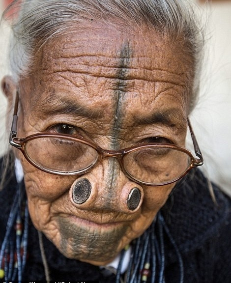 Bộ lạc Apatani chủ yếu sinh sống ở thung lũng Ziro, thuộc bang Arunachal Pradesh, Ấn Độ. Nghi lễ cắm mũi và xăm mặt phụ nữ của bộ lạc Apatani đã mai một từ năm 1970.