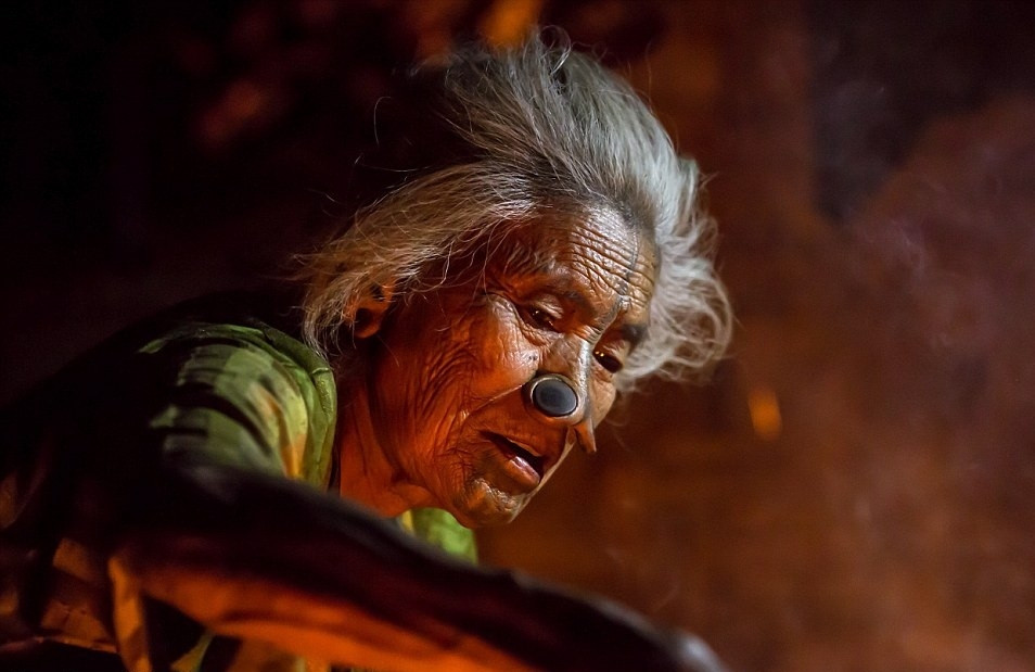 Nút mũi và hình xăm có ý nghĩa làm cho phụ nữ trông kém hấp dẫn đối với những kẻ tấn công ngôi làng của họ