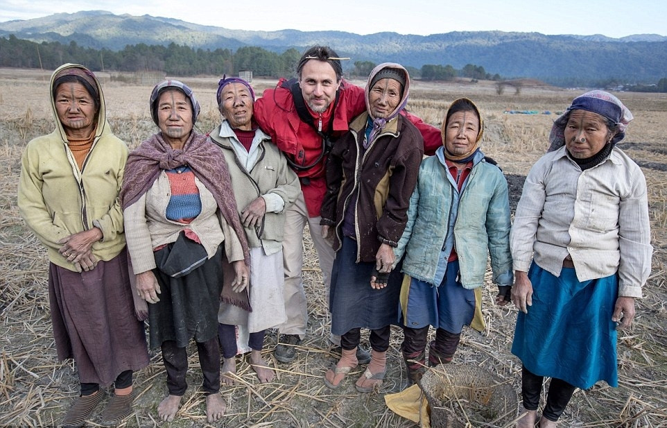 Nhiếp ảnh gia Cezary Wyszynski (ở giữa) được phép chụp ảnh họ