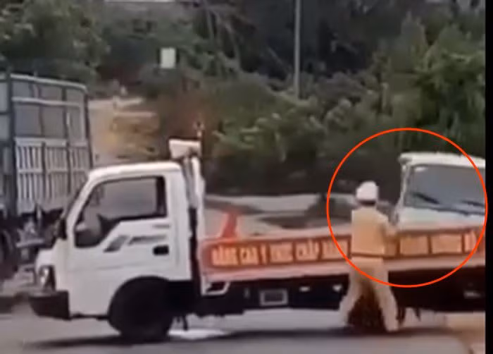 Tai xe xe khach tong thang vao xe CSGT chan duong, hat vang mot chien si-Hinh-2