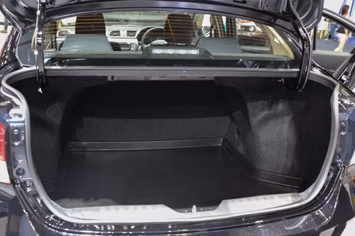 Thể tích khoang hành lý ở mức 565 lít, rộng hơn so với Vios hay Honda City.