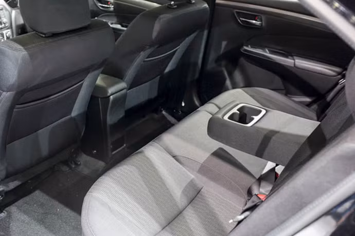 Hàng ghế phía sau khá rộng mang đến sự thoải mái cho người sử dụng, Ciaz còn trang bị trên xe hai hộc đựng cốc nước ngay ở giữa hàng ghế ngồi hành khách, ghế bọc vải nỉ đơn giản. Hệ thống giải trí trên xe gồm đầu DVD cùng 6 loa âm thanh, kết nối Bluetooth, nút bấm khởi động, camera lùi,...