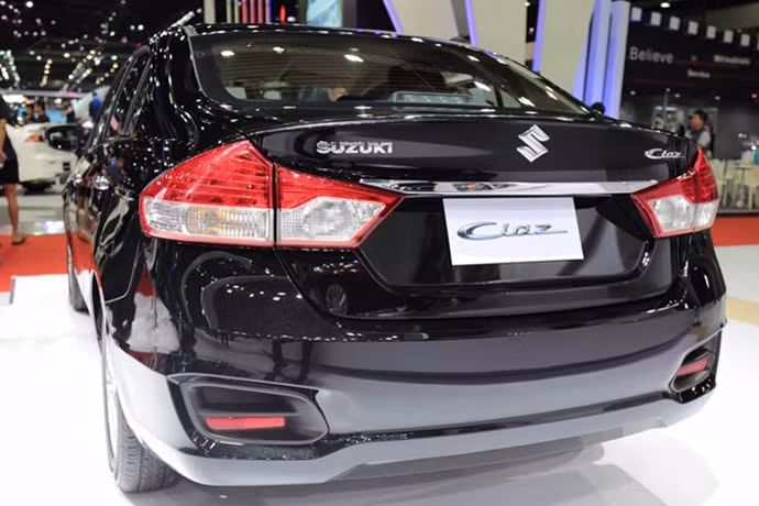 Phần đuôi xe ấn tượng với cụm đèn hậu dạng to bản lớn, cản sau của nắp ca-pô hơi vếch lên cao đi kèm là một thanh ngang bằng kim loại sáng. Ngoài ra, một phần cụm đèn hậu tích hợp ngay trên nắp ca-pô của xe.