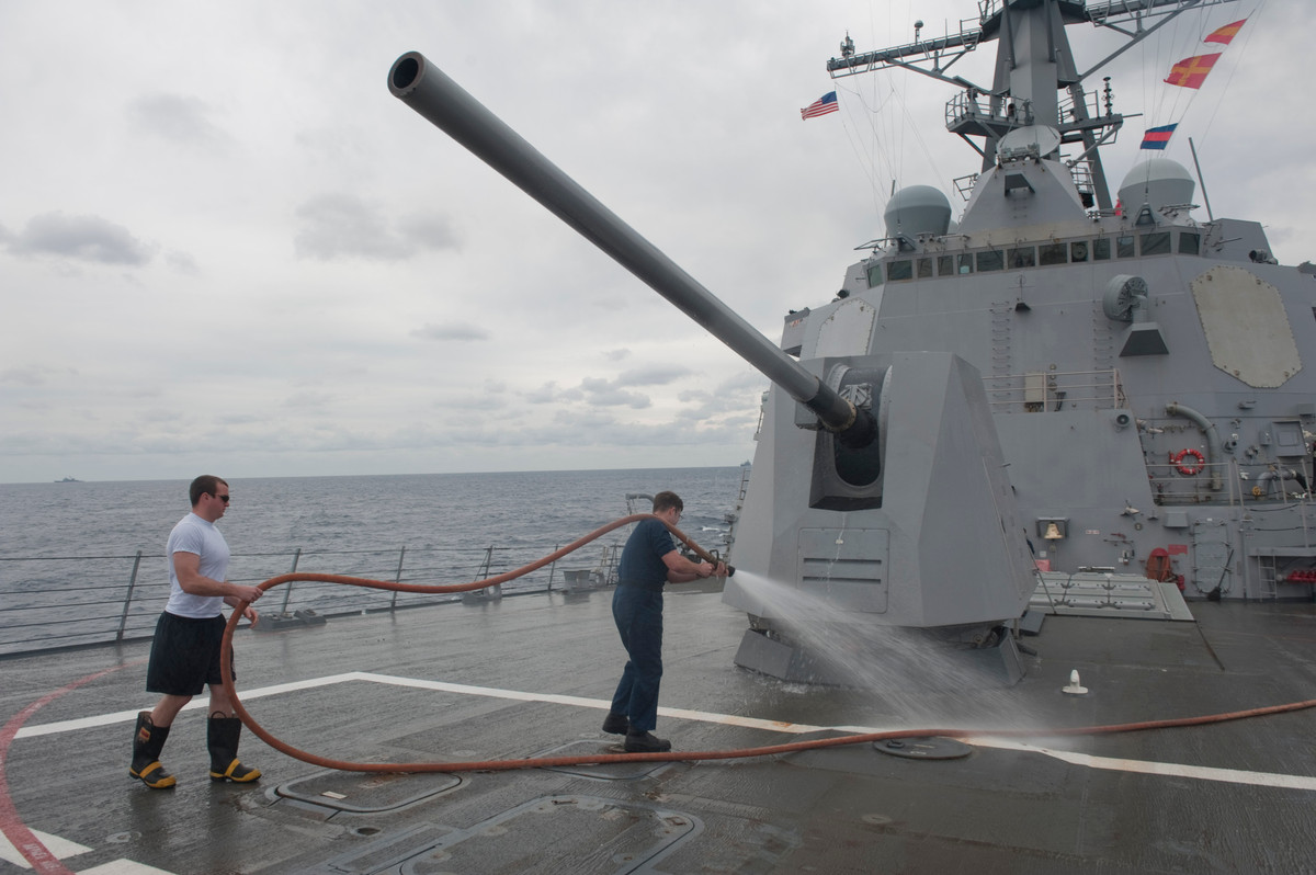 Được trang bị hệ thống tên lửa đất đối không và radar Aegis, tàu khu trục USS Nitze nổi tiếng không chỉ về năng lực phòng không của nó mà còn về cuộc tấn công “phòng thủ” bằng tên lửa Tomahawk nhằm vào Yemen năm 2016.