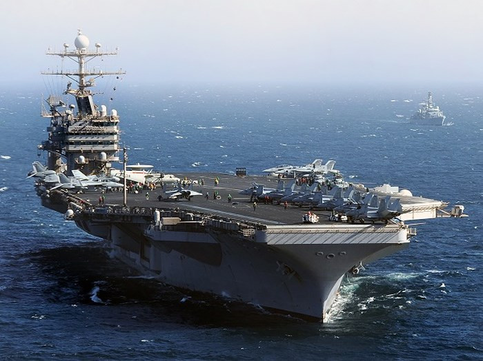 USS Abraham Lincoln có thể di chuyển với tốc độ tối đa 56 km/h, cùng trang bị vũ khí là 3 bệ phóng Mk 29 Sea Sparrow và 4 hệ thống Phalanx CIWS Mk 15.