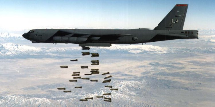 B-52 là loại máy bay ném bom phản lực hạng nặng do hãng Boeing sản xuất theo đơn đặt hàng của Lầu Năm Góc để làm nhiệm vụ ném bom hạt nhân trong chiến tranh toàn cầu.