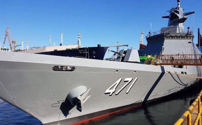 Tàu được trang bị hệ thống động lực hỗn hợp giữa động cơ diesel và điện, cho tốc độ tối đa 30 hải lý/h, tầm hoạt động 4.000 hải lý nếu chạy ở vận tốc tiết kiệm nhiên liệu 18 hải lý/h.