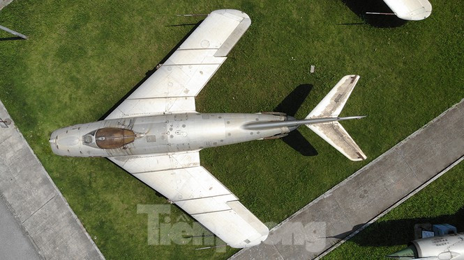 Đại tá, Anh hùng lực lượng vũ trang nhân dân Nguyễn Văn Bảy là một trong 19 phi công Việt Nam đạt đẳng cấp Ace (danh hiệu có từ Thế chiến II dành cho những phi công quân sự hạ từ 5 máy bay đối phương trở lên). Ông cũng là một trong ba người đạt đẳng cấp Ace chỉ với tiêm kích MiG-17, mẫu chiến đấu cơ bị đánh giá là kém xa những máy bay hiện đại F-4 Phantom II và F-105 Thunderchief của Mỹ thời bấy giờ.