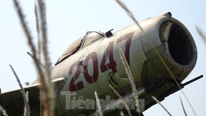 MiG-17 được Nga thiết kế nhằm thực hiện nhiệm vụ đánh chặn, tuy nhiên với sự ra đời của hàng loạt máy bay ném bom tốc độ cao của Mỹ thời điểm đó là B-58 Hustler, FB-111... khiến MiG-17 trở nên lạc hậu. Nga lập tức phát triển các máy bay tiêm kích siêu âm MiG-21 và MiG-23 để khoả lấp khoảng trống mà MiG-17 để lại.
