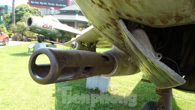 MiG-17F không được trang bị radar và không có tên lửa đối không, vũ khí chỉ gồm một pháo N-37D cỡ 37 mm với 40 viên đạn và hai pháo NR-23 cỡ 23 mm, mỗi khẩu mang theo 80 viên đạn.