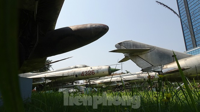 Cần phải nói thêm, Không quân Nhân dân Việt Nam thời kỳ Kháng chiến chống Mỹ có hai phi công chiến đấu lái loại MiG-17 đều có tên là Nguyễn Văn Bảy. Để phân biệt người ta thường gọi là Bảy A và Bảy B. Đại tá phi công Nguyễn Văn Bảy, người từng điều khiển tiêm kích MiG-17 bắn rơi 7 máy bay Mỹ, qua đời ngày 22/9/2019, được gọi là Bảy A.