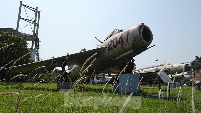 Trong ảnh là chiếc MiG-17 Việt Nam mang số hiệu 2047 tại Bảo tàng Phòng không-Không quân (Hà Nội). Ngày 19/4/1972, ông Nguyễn Văn Bảy B (Bảy B) (quê ở xã Hưng Mỹ, huyện Cái Nước, tỉnh Bạc Liêu) cùng với phi công Lê Xuân Dị đã điều khiển máy bay này và ném bom trúng tàu khu trục Hibi đang đậu ở ngoài khơi Đồng Hới để pháo kích Đồng Hới. Ông Bảy B hi sinh trên bầu trời Thanh Hóa. Năm 1994, ông Bảy B được truy tặng danh hiệu Anh hùng lực lượng vũ trang nhân dân.