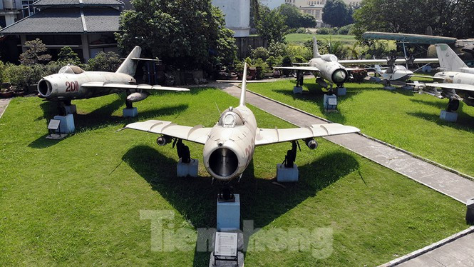 Không quân Việt Nam nhận bàn giao khoảng hơn 90 tiêm kích MiG-17 trong chiến tranh, 30 máy bay vẫn được sử dụng tới năm 1980.