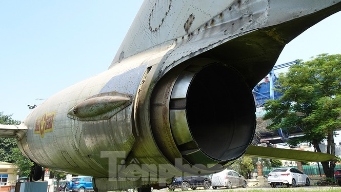 Cánh và đuôi của máy bay MiG này được thiết kế lại để tăng tính ổn định cho máy bay và khả năng điều khiển máy bay ở tốc độ nhanh gần Mach 1 (tốc độ âm thanh).