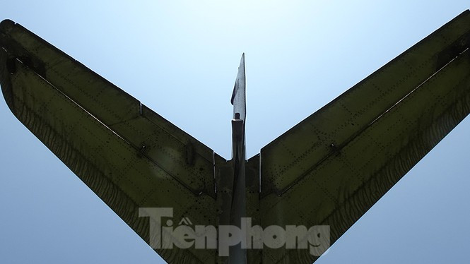 Tuy nhiên, khi có mặt ở Việt Nam, dưới sự điều khiển và bản lĩnh phi thường của các phi công Việt Nam, MiG-17 đã lập nên những kỳ tích khi diệt gọn hàng loạt chiến đấu cơ hiện đại nhất của Mỹ thời bấy giờ.