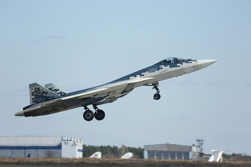 Không chỉ chạy đua trong việc mua máy bay chiến đấu thế hệ thứ 5, một số quốc gia của khu vực châu Á - Thái Bình Dương còn tự phát triển các mẫu máy bay tàng hình, với hy vọng làm chủ công nghệ, không phải phụ thuộc vào nguồn cung từ nước ngoài; mặc dù không phải tất cả các chương trình phát triển máy bay chiến đấu tiên tiến này sẽ đạt được kết quả, nếu so sánh với chương trình phát triển F-35 của Mỹ để làm ví dụ tham chiếu.