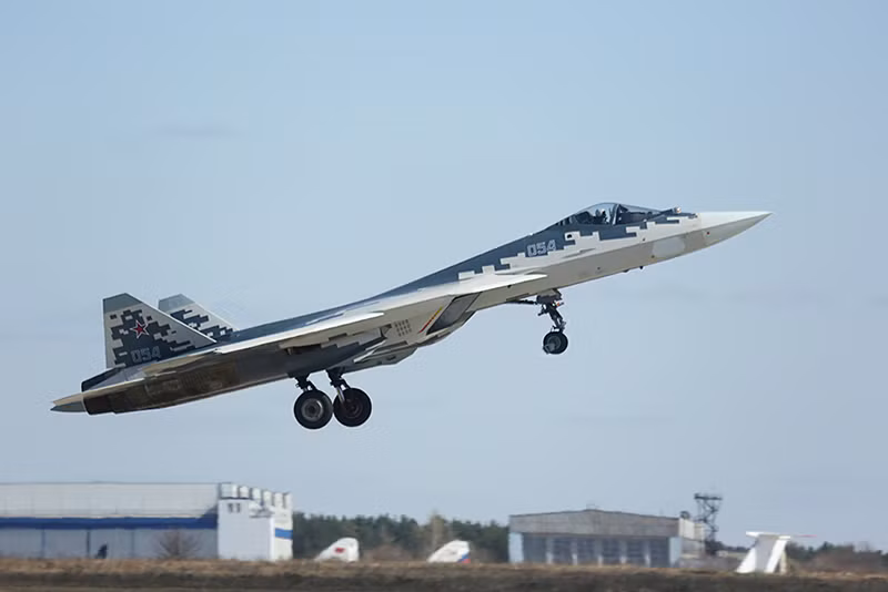 Không chỉ chạy đua trong việc mua máy bay chiến đấu thế hệ thứ 5, một số quốc gia của khu vực châu Á - Thái Bình Dương còn tự phát triển các mẫu máy bay tàng hình, với hy vọng làm chủ công nghệ, không phải phụ thuộc vào nguồn cung từ nước ngoài; mặc dù không phải tất cả các chương trình phát triển máy bay chiến đấu tiên tiến này sẽ đạt được kết quả, nếu so sánh với chương trình phát triển F-35 của Mỹ để làm ví dụ tham chiếu.