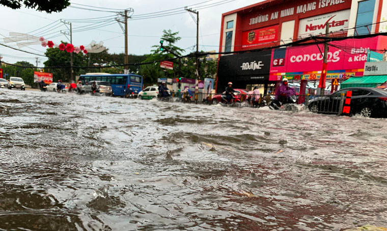 Cảnh ngập khủng khiếp trên đường Võ Văn Ngân (đoạn từ góc ngã 3 giao với đường số 6 đến Nhà Thiếu nhi Thủ Đức, thuộc phường Linh Chiểu, quận Thủ Đức) trong và sau cơn mưa chiều 25/5.