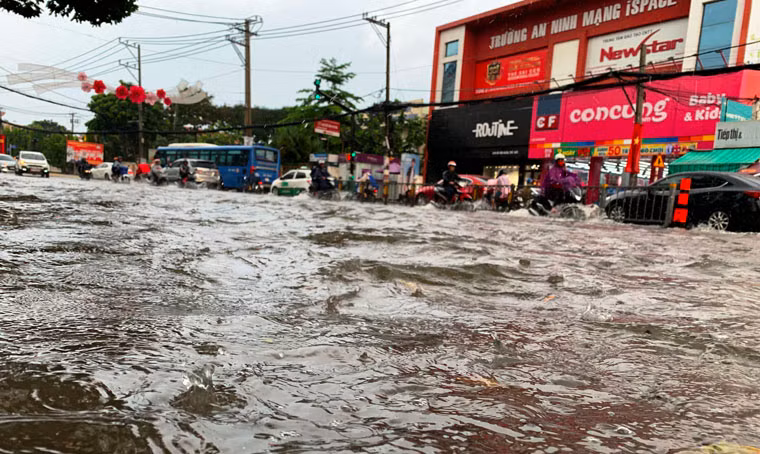 Cảnh ngập khủng khiếp trên đường Võ Văn Ngân (đoạn từ góc ngã 3 giao với đường số 6 đến Nhà Thiếu nhi Thủ Đức, thuộc phường Linh Chiểu, quận Thủ Đức) trong và sau cơn mưa chiều 25/5.