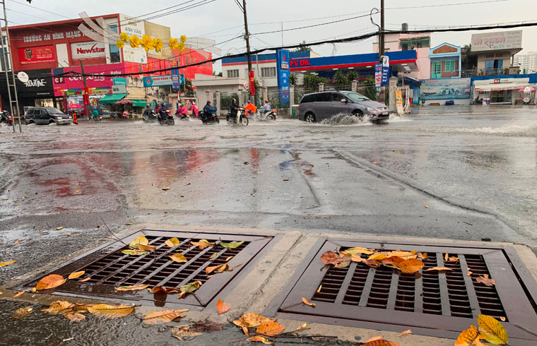 Đáng nói nhất là tại khu vực trước Nhà Thiếu nhi quận Thủ Đức trên đường Võ Văn Ngân, phường Linh Chiểu, quận Thủ Đức, TP HCM (đoạn từ ngã 3 giao với đường số 6 đến Nhà Thiếu nhi Thủ Đức dù có hồ điều tiết thông minh chống ngập vẫn bị ngập nặng.