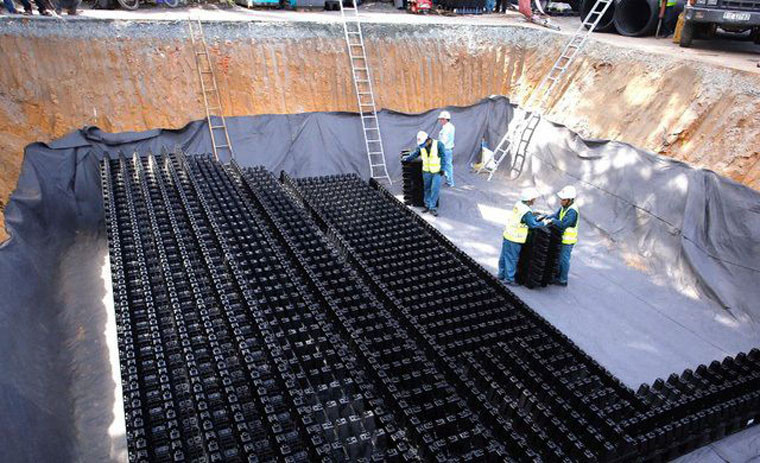 Hồ chống ngập dài 10m, rộng 9m, sâu khoảng 2,5m, được lắp đặt bằng các môđun cross-wave là những kết cấu bằng nhựa. Đây là công nghệ mới được sử dụng ở công trình này. Ảnh thời điểm thi công hồ điều tiết thông mih trước Nhà Thiếu nhi Thủ Đức tháng 8/2017.