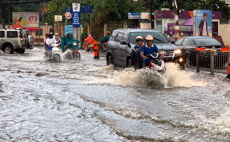 Xe cộ bì bõm lội qua khu vực ngập nước gần Nhà Thiếu nhi Thủ Đức.