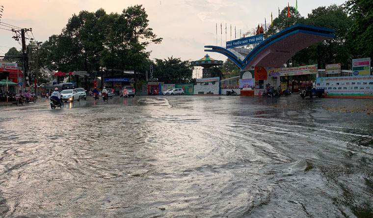 Khu vực trước Nhà Thiếu nhi Thủ Đức ngập nặng trong và sau cơn mưa chiều 25/5.