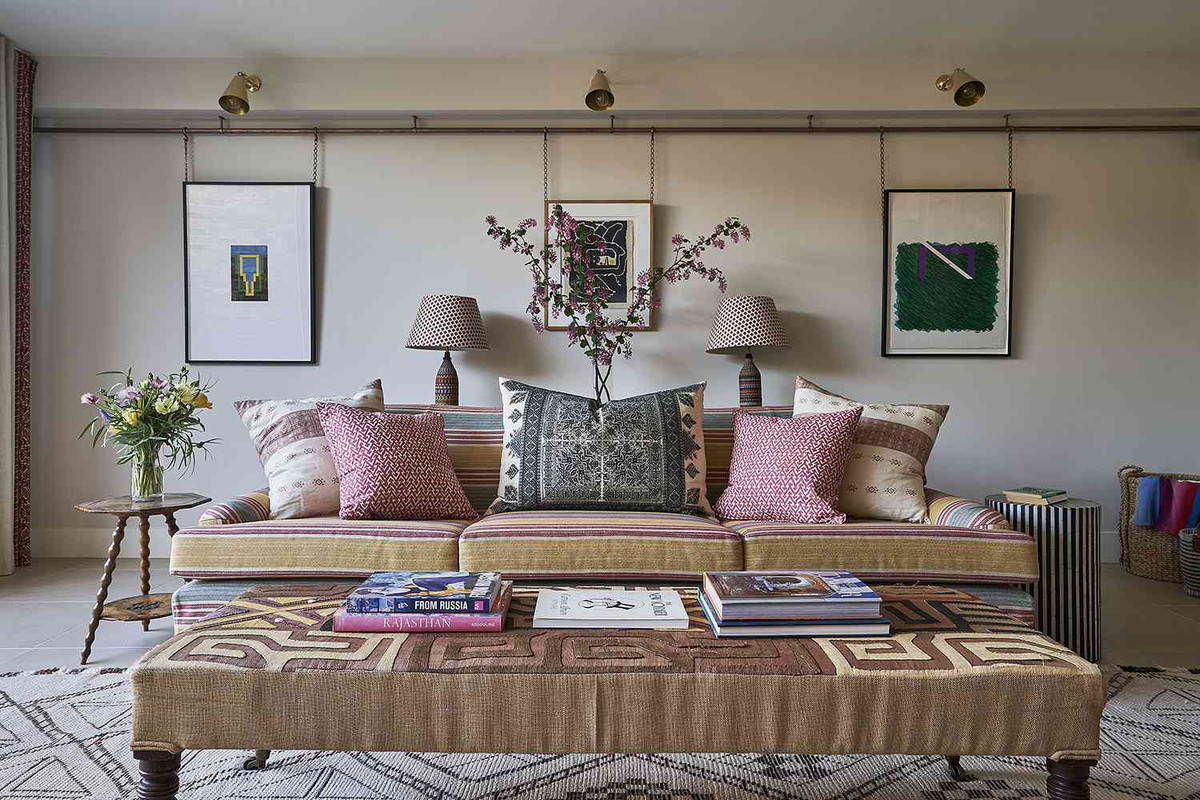 Cô gợi ý, bạn có thể thử đo diện tích các căn phòng ở nhà mới, phác thảo bố cục dựa trên kích thước của đồ nội thất cũ. Phần nội thất không đáp ứng đủ tiêu chí, bạn có thể bán cho chủ thuê hay thanh lí.