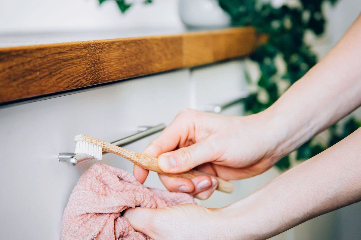  Bossart cảnh báo: "Bụi, chất gây dị ứng và thậm chí cả nấm mốc tiềm ẩn có thể tồn tại, đặc biệt là ở những khu vực như lỗ thông hơi, dưới các thiết bị hoặc sau đồ nội thất; bếp, kệ tủ, tủ lạnh... và có thể ảnh hưởng đến sức khỏe của các thành viên trong gia đình".