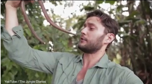 Nhà côn trùng học Phil Torres và con giun dài 1,2m