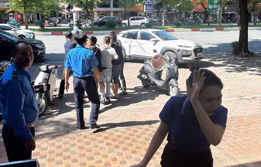 Ha Noi: Xon xao nhom thanh nien “bat giu” nguoi trong MB Bank