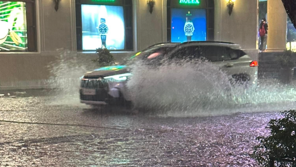 Phố Tràng Tiền hứng chịu cơn mưa lớn.