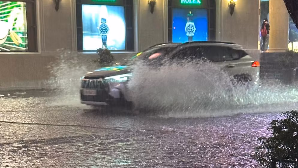 Phố Tràng Tiền hứng chịu cơn mưa lớn.