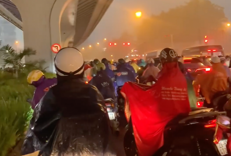 Nhiều phương tiện buộc phải dừng chân dưới đường vành đai 3 và hệ thống đường sắt đô thị để trú mưa.