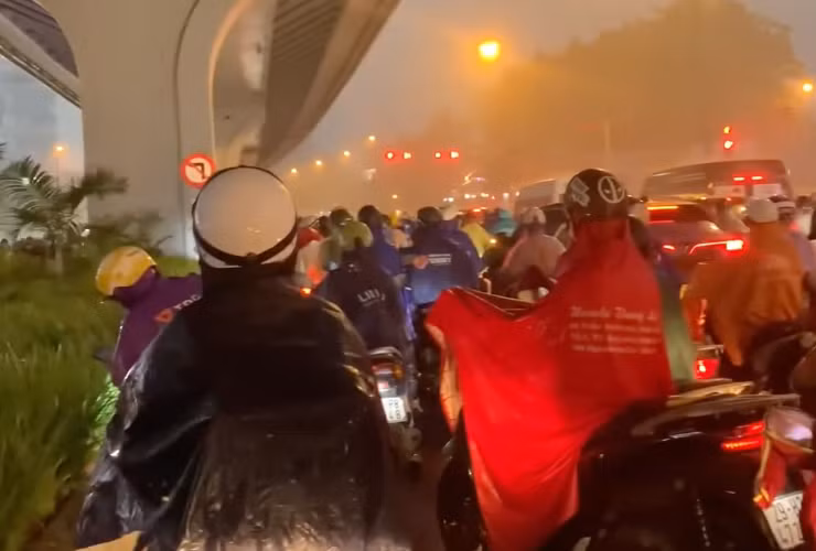 Nhiều phương tiện buộc phải dừng chân dưới đường vành đai 3 và hệ thống đường sắt đô thị để trú mưa.