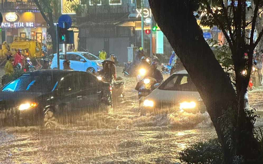 Tại khu vực hồ Hoàn Kiếm cũng xảy ra tình trạng ngập úng khi nước mưa không kịp tiêu thoát.