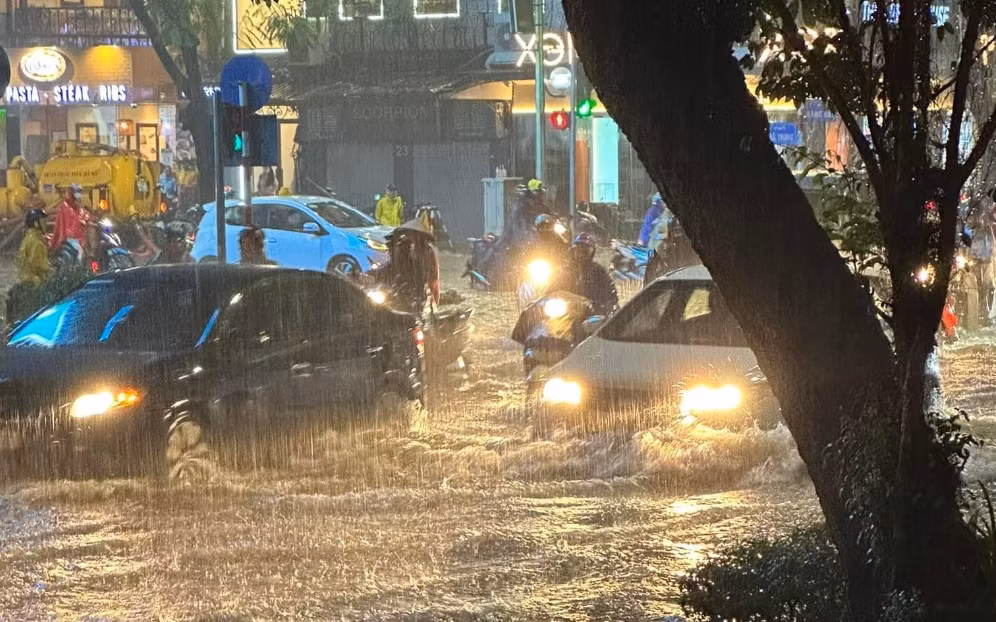 Mua lon cuoi gio chieu, Ha Noi lai ngap nang-Hinh-2