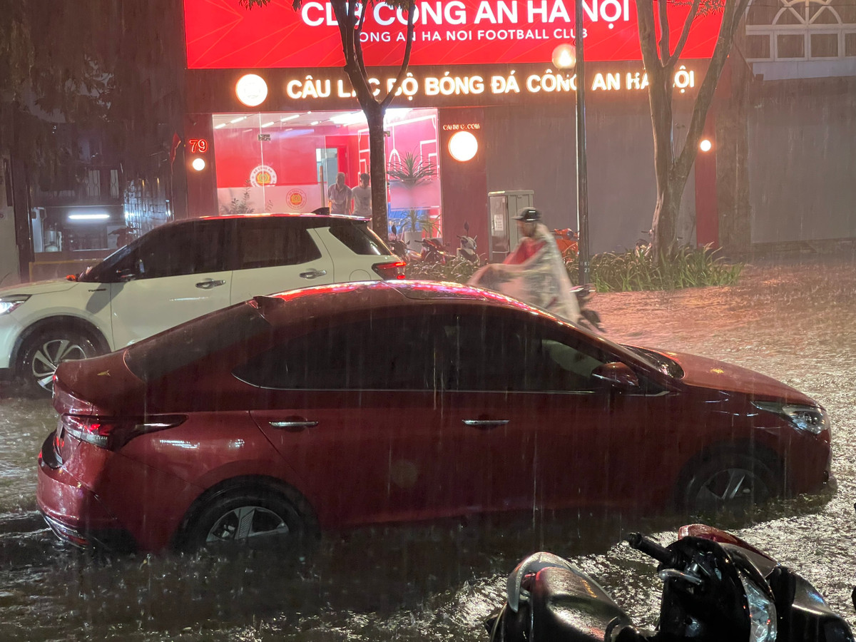 Chiều tối 13/8, mưa lớn đã khiến nhiều tuyến phố trung tâm thành phố Hà Nội ngập úng cục bộ. Mực nước dâng cao tại tuyến đường Trần Hưng Đạo, quận Hoàn Kiếm.
