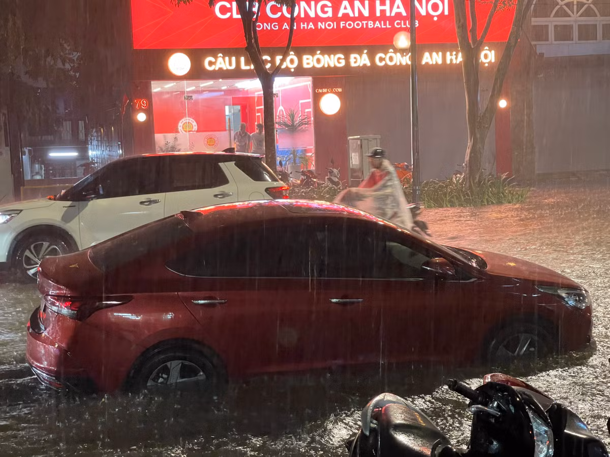 Mua lon cuoi gio chieu, Ha Noi lai ngap nang