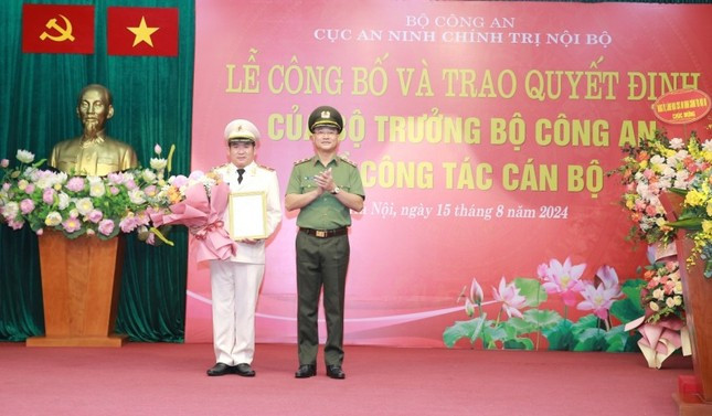 Trao quyết định điều động Thiếu tướng Đinh Văn Nơi Trao quyet dinh dieu dong Thieu tuong Dinh Van Noi