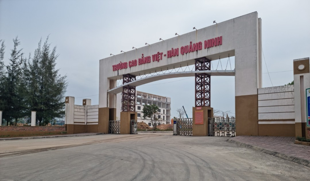 Hieu truong Truong cao dang Viet - Han roi nha cao tang, tu vong