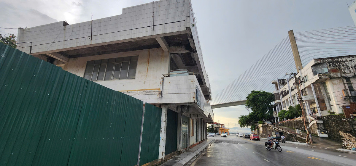 Xung quanh bến phà được quây kín, nhưng chỉ tạm bợ.