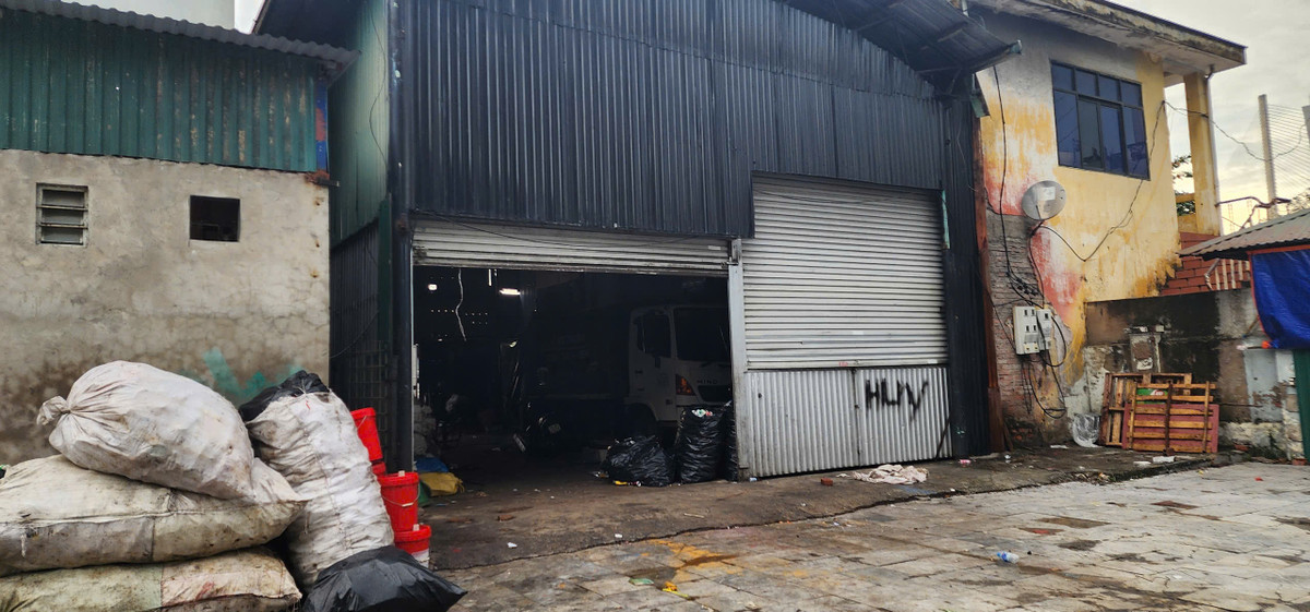 Một phần diện tích bến phà đã bị trưng dụng làm kho phế liệu và tập kết rác thải sau khi thu gom ở vùng nước vịnh Hạ Long.