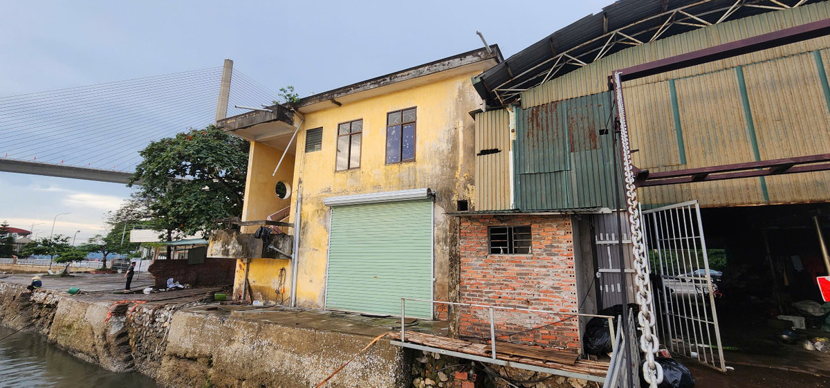 Bến phà Bãi Cháy - chứng nhân lịch sử của Quảng Ninh đang bị ô nhiễm bởi kho chứa rác.