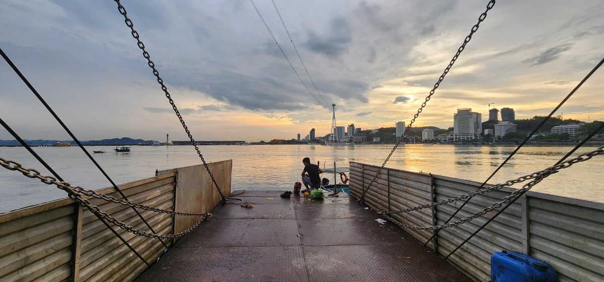 "Cầu cảng" này có chiều dài chừng 15m, rộng hơn 2m và có hệ thống tời cẩu lên xuống mỗi khi mực nước biển dâng lên.