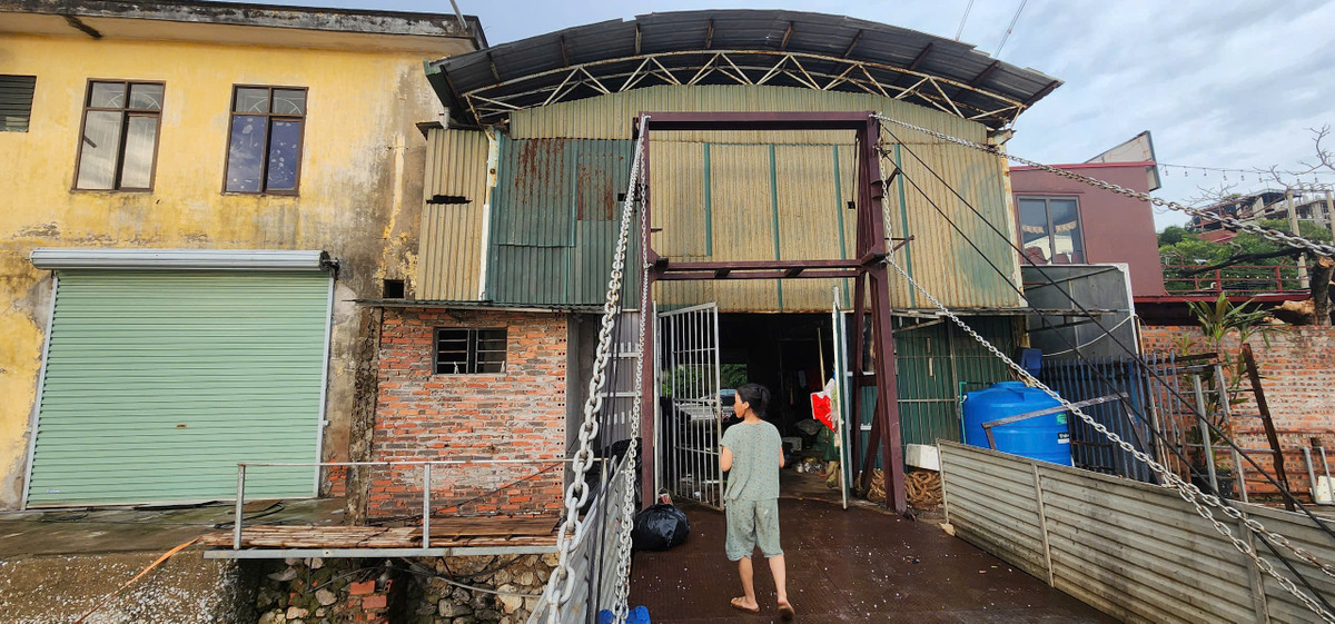 Theo người phụ nữ sinh sống tại đây, chủ của kho rác, phế liệu này là người đàn ông ở Hạ Long. Để thuận lợi thu gom và vận chuyển, xử lý rác, người đàn ông này đã tự làm một "cầu cảng" bằng sắt vươn ra ngoài mép nước vịnh Hạ Long. 