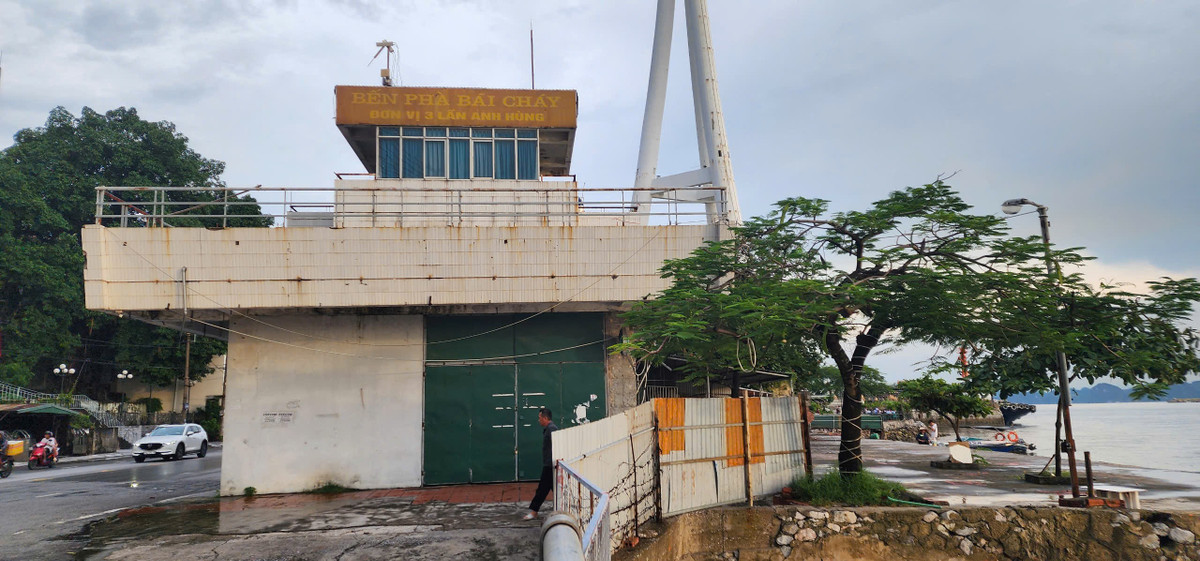  Sau 51 năm thực hiện vai trò lịch sử, nối đôi bờ huyết mạch giao thông, góp phần phát triển kinh tế - xã hội của tỉnh Quảng Ninh nói riêng và cả nước nói chung, ngày 2/12/2006 phà đã dừng hoạt động sau khi cầu Bãi Cháy hoàn thành. Từ đây, bến phà Bãi Cháy bị "xâu xé", tận dụng làm quán ăn nhậu ven bờ Cửa Lục.