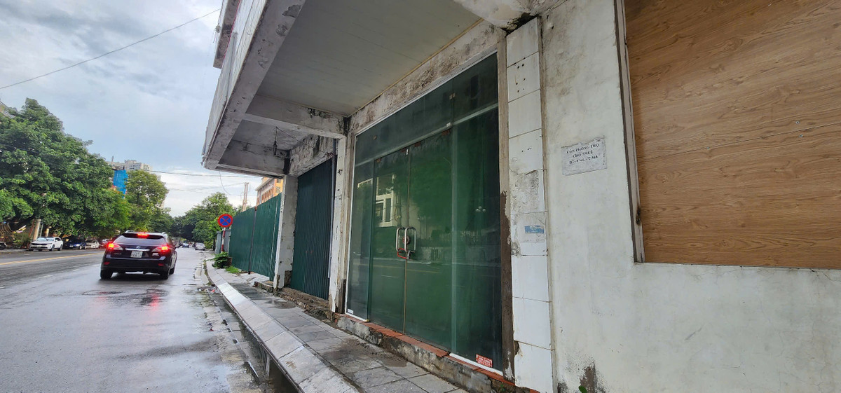 Công trình đã xuống cấp nghiêm trọng với tình trạng rêu mốc, ẩm dột.