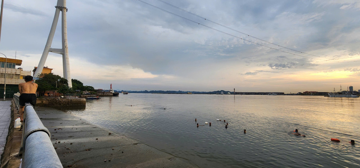 Một số người còn tìm đến khu vực bến phà để bơi lội, tắm rửa dù nơi đây đã có biển cấm tắm.