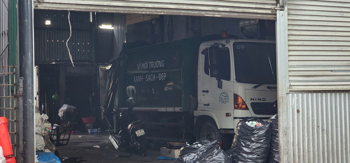 Hàng ngày, rác thải hôi thối được đưa về bến phà Bãi Cháy.